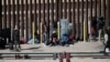 Migranti sjede duž američko-meksičke granice, kao što se vidi iz Ciudad Juareza, Meksiko, 8. januara 2023. Podaci američke carine i granične zaštite pokazuju da je 874.449 migranata došlo na američko-meksičku granicu od oktobra 2022.
