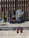 Migranti sjede duž američko-meksičke granice, kao što se vidi iz Ciudad Juareza, Meksiko, 8. januara 2023. Podaci američke carine i granične zaštite pokazuju da je 874.449 migranata došlo na američko-meksičku granicu od oktobra 2022.