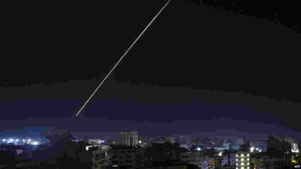 Foto dengan &quot;long exposure&quot; menunjukkan jejak cahaya dari proyektil yang ditembakkan dari Kota Gaza saat Israel melancarkan serangan udara ke Gaza sebagai tanggapan atas tembakan roket militan dari kantong-kantong militan Palestina.(AFP)