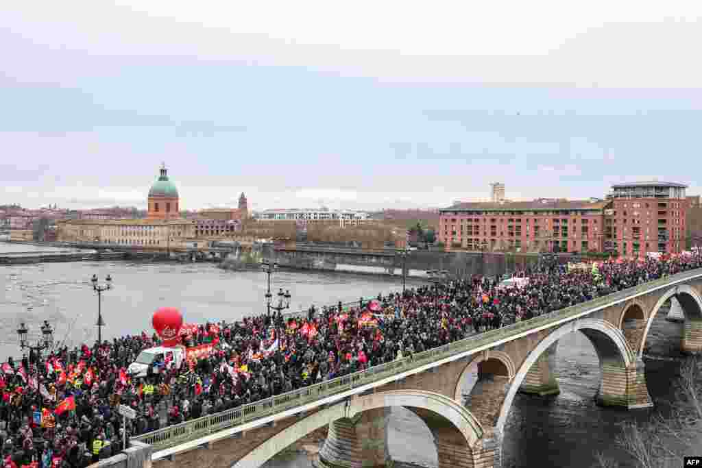 Демонстрации на третиот ден од националните митинзи против непопуларните промени на пензиите, во Тулуз, југозападна Франција.