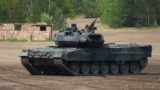 Tank tempur utama Leopard 2 A7 milik angkatan bersenjata Jerman "Bundeswehr", ikut ambil bagian dalam pelatihan militer di kota Munster, Jerman (foto: dok).