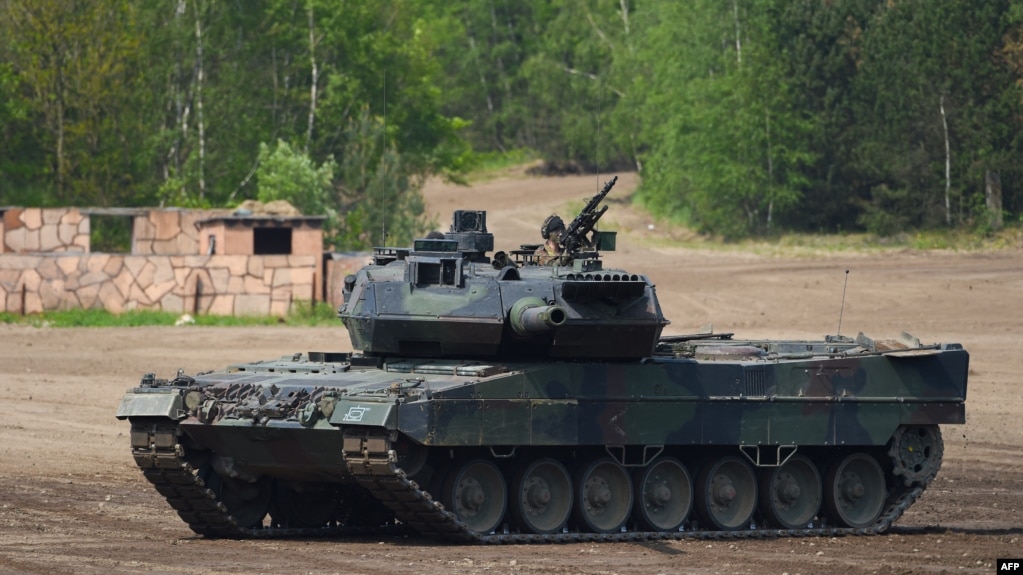 资料照：在德国军队训练场上的豹2A7型主战坦克(photo:VOA)