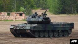 ২০১৯ সালের ২০ মে-তে তোলা এই ছবিতে একটি লেপার্ড টু এ সেভেন ট্যাংক দেখা যাচ্ছে। ফাইল ছবি।