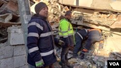 救援人员继续在地震废墟中搜救幸存者。（2023年2月10日）