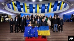 Владимир Зеленский, Урсула фон дер Ляйен, Денис Шмыгаль, официальные лица ЕС и Украины позируют для фотографии во время саммита Украина-ЕС в Киеве, Украина, 2 февраля 2023 года.