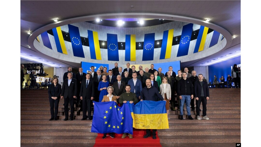 Presiden Ukraina Volodymyr Zelenskyy (tengah), Presiden Komisi Eropa Ursula von der Leyen (kiri), Perdana Menteri Ukraina Denys Shmyhal, pejabat UE dan Ukraina berfoto bersama usai berlangsungnya KTT UE-Ukraina di Kyiv, Ukraina, Kamis, 2 Februari 2023. (Kantor Pers Kepresidenan Ukraina via AP)