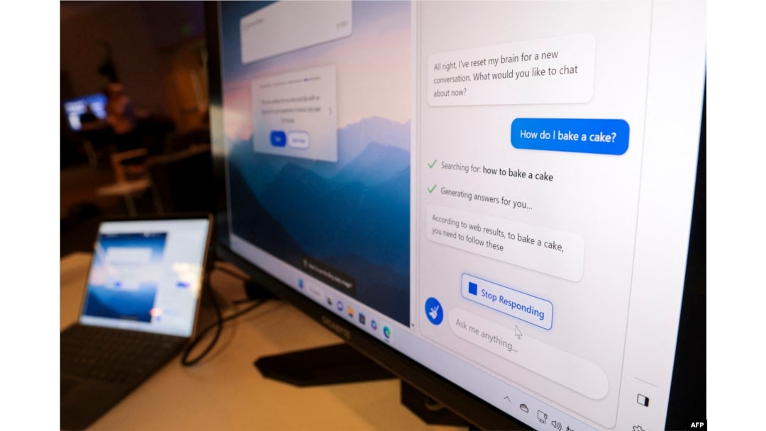 Mesin pencari Microsoft Bing tampil pada layar monitor di Bing Experience Lounge selama acara peluncuran Microsoft Bing dan Edge bertenaga AI baru di Microsoft, Redmond, Washington, 7 Februari 2023. (Jason Redmond / AFP)