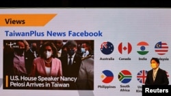 2022年10月3日，TaiwanPlus代理执行长余佳璋 （Michael Yu ）在台湾台北举行的电视运营发布会上介绍政府支持的英语新闻频道 TaiwanPlus。（路透社照片）