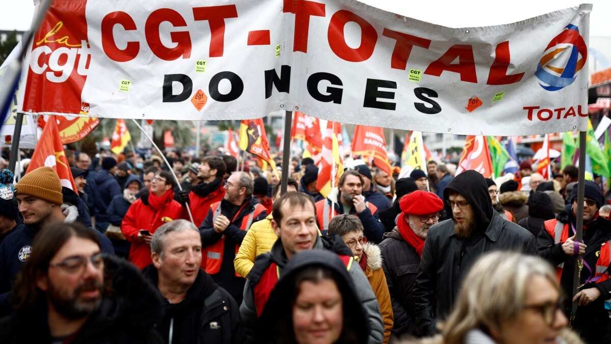 法国工人因不满养老金改革举行罢工 