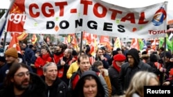 法国民众抗议政府的养老金改革计划举行示威。（2023年1月19日）