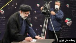 عکس آرشیوی- حضور ابراهیم رئیسی در برنامه «دست خط» در ایام انتخابات ریاست جمهوری در ایران
