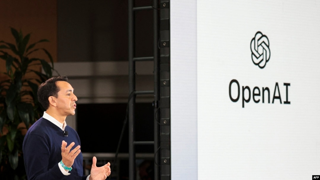 Yusuf Mehdi, Wakil Presiden Korporat Microsoft mengumumkan integrasi ChatGPT untuk Bing di Microsoft, Redmond, Washington, 7 Februari 2023. (Jason Redmond / AFP)