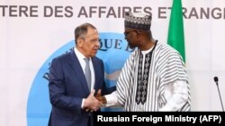 Le ministre russe des Affaires étrangères, Sergei Lavrov (à g.), et son homologue malien, Abdoulaye Diop, lors d'une conférence de presse conjointe à Bamako, au Mali, le 7 février 2023.