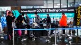 Los pasajeros que llegan de China pasan a un centro de pruebas de COVID-19 en el Aeropuerto Internacional de Incheon en Incheon, Corea del Sur, el 14 de enero de 2023.