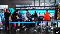 지난달 14일 한국 인천공항에 도착한 중국발 여행객들이 코로나 검사센터에서 대기하고 있다. (자료사진)