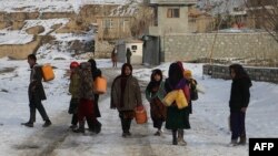 Anak-anak Afghanistan membawa kontainer untuk membawa air minum pada saat musim dingin di provinsi Badakhshan (ilustrasi). 