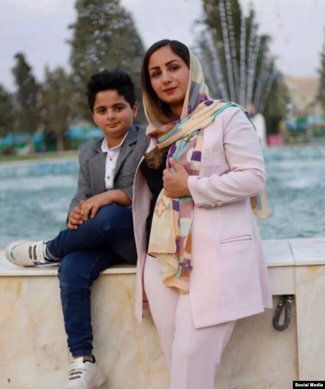 کیان پیرفلک در کنار مادرش زینب مولایی‌راد