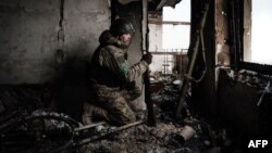  বাখমুতে কাজ করছেন ইউক্রেনের রাষ্ট্রীয় সীমান্ত রক্ষা বাহিনীর এক সৈনিক; ৯ ফেব্রুয়ারি, ২০২৩। 