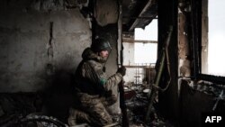 2023年2月9日，在俄罗斯入侵乌克兰期间，国家边防局的一名乌克兰军人在巴赫穆特的战斗中。