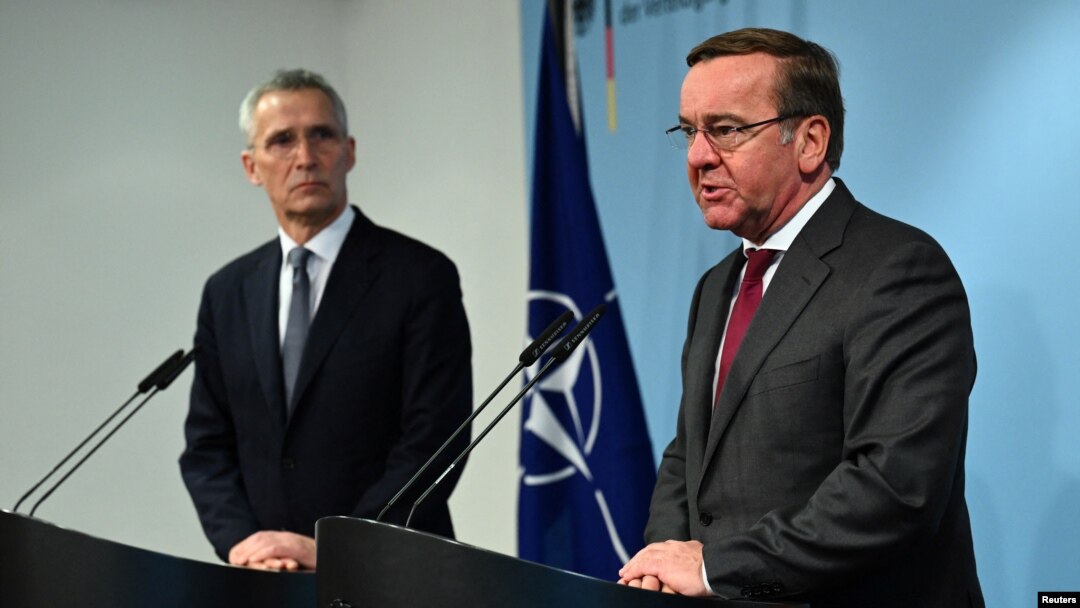 Menteri Pertahanan Jerman Boris Pistorius (kananl berbicara dalam konferensi pers bersama Sekjen NATO Jens Stoltenberg di Berlin, Jerman, Selasa 24 Januari 2023.