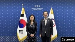 6일 한국을 방문한 정 박 미 국무부 대북특별부대표(왼쪽)가 이준일 한국 외교부 북 핵 외교기획단장과 북핵차석대표 협의를 가졌다. 사진 = 한국 외교부.