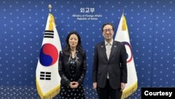 6일 한국을 방문한 정 박 미 국무부 대북특별부대표(왼쪽)가 이준일 한국 외교부 북 핵 외교기획단장과 북핵차석대표 협의를 가졌다. 사진 = 한국 외교부.