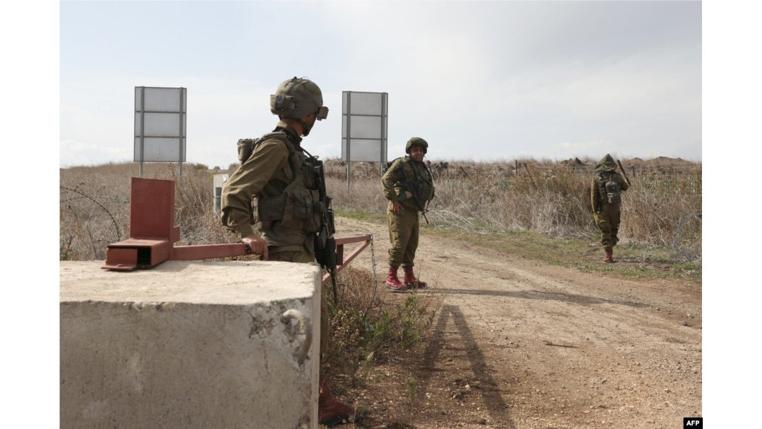 Tentara Israel berpatroli di sebelah pagar perbatasan antara Dataran Tinggi Golan yang dikuasai Israel dan Suriah, 29 Januari 2023. (JALAA MAREY / AFP)