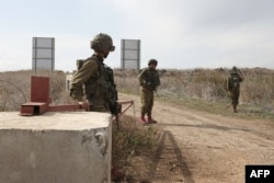 Tentara Israel berpatroli di sebelah pagar perbatasan antara Dataran Tinggi Golan yang dikuasai Israel dan Suriah, 29 Januari 2023. (JALAA MAREY / AFP)