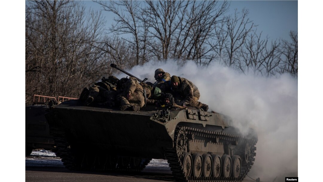 Prajurit Ukraina naik di atas kendaraan tempur infanteri BMP-2 di dekat garis depan di wilayah Donetsk, Ukraina, 8 Februari 2023. (Foto: Reuters)