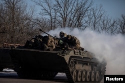 Prajurit Ukraina naik di atas kendaraan tempur infanteri BMP-2 di dekat garis depan di wilayah Donetsk, Ukraina, 8 Februari 2023. (Foto: Reuters)