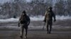 Soldados ucranianos van a su posición en el frente cerca de Bakhmut, región de Donetsk, Ucrania, el jueves 9 de febrero de 2023. (Foto AP/Libkos)