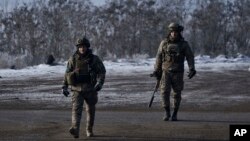 Soldados ucranianos van a su posición en el frente cerca de Bakhmut, región de Donetsk, Ucrania, el jueves 9 de febrero de 2023. (Foto AP/Libkos)