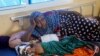 На фотосомалійка мати Бінті Моалім Хассан лежить біля своєї хворої від хронічного недоїдання 3-річної доньки Фадуми в лікарні в Могадішо, 25 жовтня 2022 року.