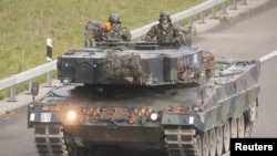 훈련에 참여한 스위스 군 레오파드2 전차가 도로에서 기동하고 있다. (자료사진)