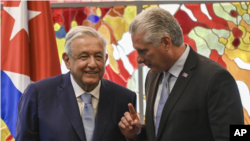 ARCHIVO - El presidente de Cuba, Miguel Díaz-Canel, a la derecha, y el presidente de México, Andrés Manuel López Obrador, hablan después de firmar acuerdos bilaterales en el Palacio de la Revolución en La Habana, Cuba, el 8 de mayo de 2022