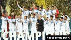 Les joueurs du Real Madrid célèbrent leur victoire de la Coupe du monde des clubs au stade Prince Moulay Abdellah de Rabat, au Maroc, le 11 février 2023.