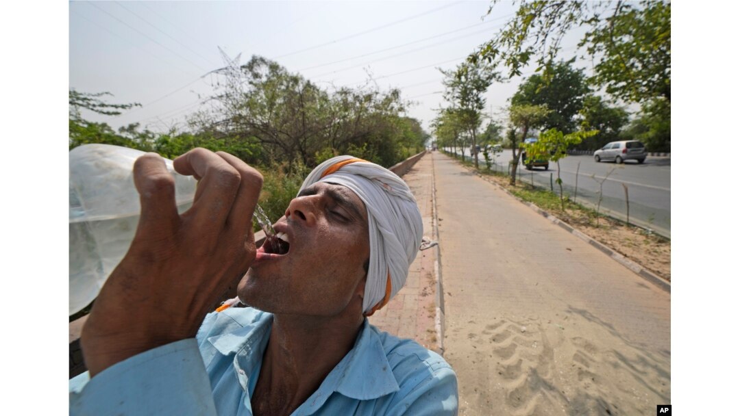 Seorang buruh minum air untuk melepas dahaga di hari yang panas di New Delhi, India, Senin, 2 Mei 2022. Ibu kota India, seperti banyak bagian Asia Selatan lainnya, tengah dilanda gelombang panas yang memecahkan rekor. (AP/Manish Swarup)