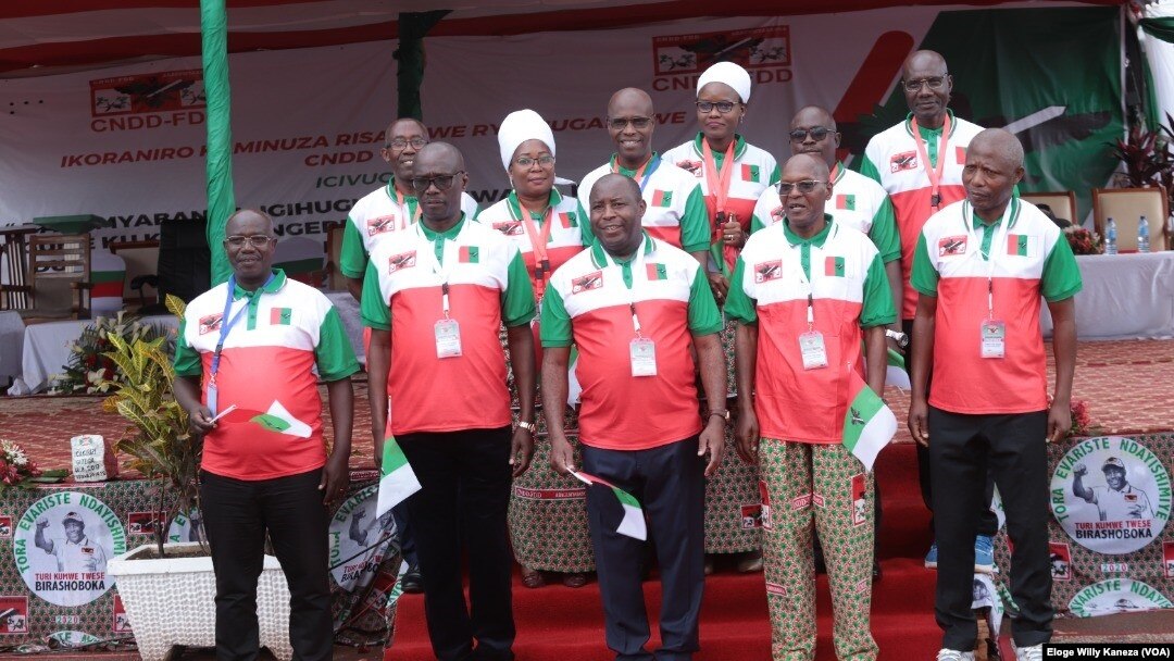 Prezida Neva ahagatiwe n'abagize urwego rw'inararibonye mu mugambwe CNDD-FDD mw'ikoraniro kaminuza ry'uwo mugambwe kuwa 22 ukwa mbere 2023 i Gitega