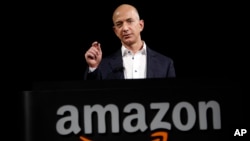  Jeff Bezos, CEOy fundador de Amazon, ofrece un discurso en Santa Mónica, California, el 6 de septiembre de 2012. 