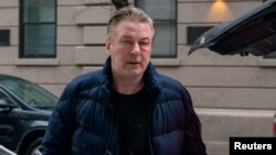 El actor Alec Baldwin sale de su casa en Nueva York, el 31 de enero de 2023.