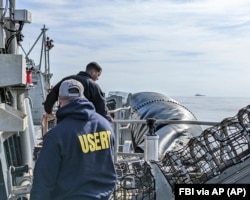 FBI menyiapkan peralatan untuk memulihkan material balon mata-mata China yang ditembak jatuh di lepas pantai Pantai Myrtle. (Foto: FBI via AP)