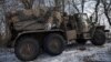 Militares ucranianos viajan en un sistema de cohetes de lanzamiento múltiple BM-21 Grad mientras se preparan para dispararlo hacia las posiciones rusas en una línea de frente cerca de la ciudad de Marinka, en la región de Donetsk, Ucrania, el 7 de febrero de 2023. 