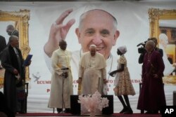 Paus Fransiskus bertemu dengan seorang gadis terlantar di "Freedom Hall" di Juba, Sudan Selatan, Sabtu, 4 Februari 2023. (Foto: AP)