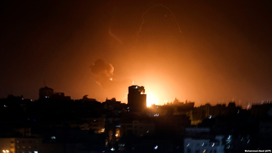 Api dan asap mengepul di atas gedung-gedung di Kota Gaza saat Israel melancarkan serangan udara ke daerah kantong Palestina pada 2 Februari 2023. (Foto: AFP)