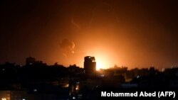 Api dan asap mengepul di atas gedung-gedung di Kota Gaza saat Israel melancarkan serangan udara ke daerah kantong Palestina pada 2 Februari 2023. (Foto: AFP)