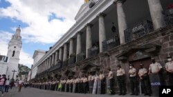 La policía custodia el palacio de gobierno durante la marcha del Día del Trabajo en Quito, Ecuador, el 1 de mayo de 2022.