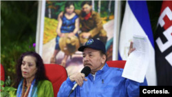 El presidente de Nicaragua, y su esposa, la vicepresidente Rosario Murillo, en rueda de prensa el 9 de febrero de 2023. [Foto: Presidencia]