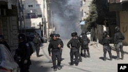 Pasukan keamanan Israel dikerahkan saat rumah pria bersenjata Palestina Uday Tamimi dihancurkan di Desa Anata, Tepi Barat, dekat Yerusalem, 25 Januari 2023. (Foto: AP)