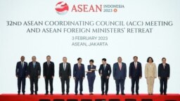 Bộ trưởng Ngoại giao Indonesia Retno Marsudi và các bộ trưởng ngoại giao của các nước Hiệp hội Các Quốc gia Đông Nam Á (ASEAN) chuẩn bị chụp ảnh tập thể trong hội nghị Hội đồng Điều phối ASEAN (ACC) lần thứ 32, Jakarta, Indonesia, ngày 3 tháng 2 năm 2023. 