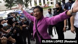 CEO Rappler dan Peraih Nobel Maria Ressa bersorak setelah pengadilan Manila membebaskannya dari kasus penggelapan pajak, di luar Pengadilan Banding Pajak di Kota Quezon, Filipina, 18 Januari 2023. (Foto: REUTERS/Eloisa Lopez)